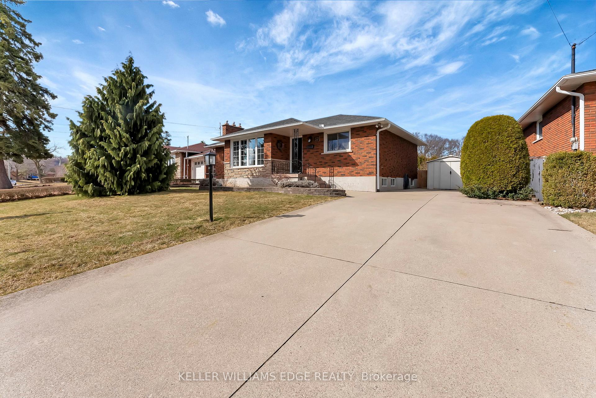 Photo 2 of 37 Woodsview Avenue, Grimsby, Grimsby Beach — HOMEH