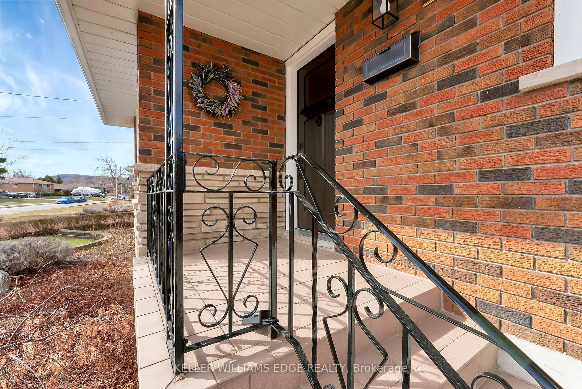 Photo 3 of 37 Woodsview Avenue, Grimsby, Grimsby Beach — HOMEH