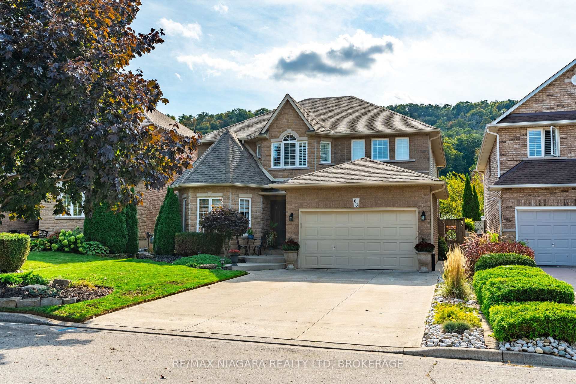 Photo 2 of 63 Hickory Crescent, Grimsby, Grimsby West — HOMEH