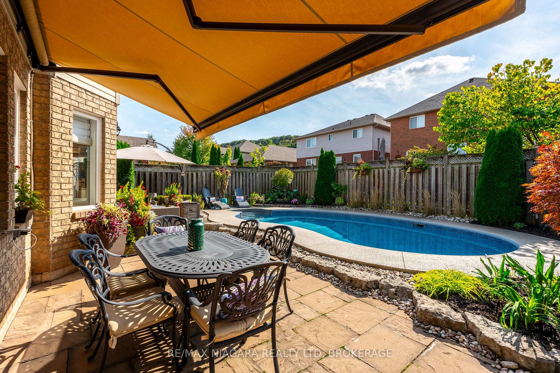 Photo 5 of 63 Hickory Crescent, Grimsby, Grimsby West — HOMEH