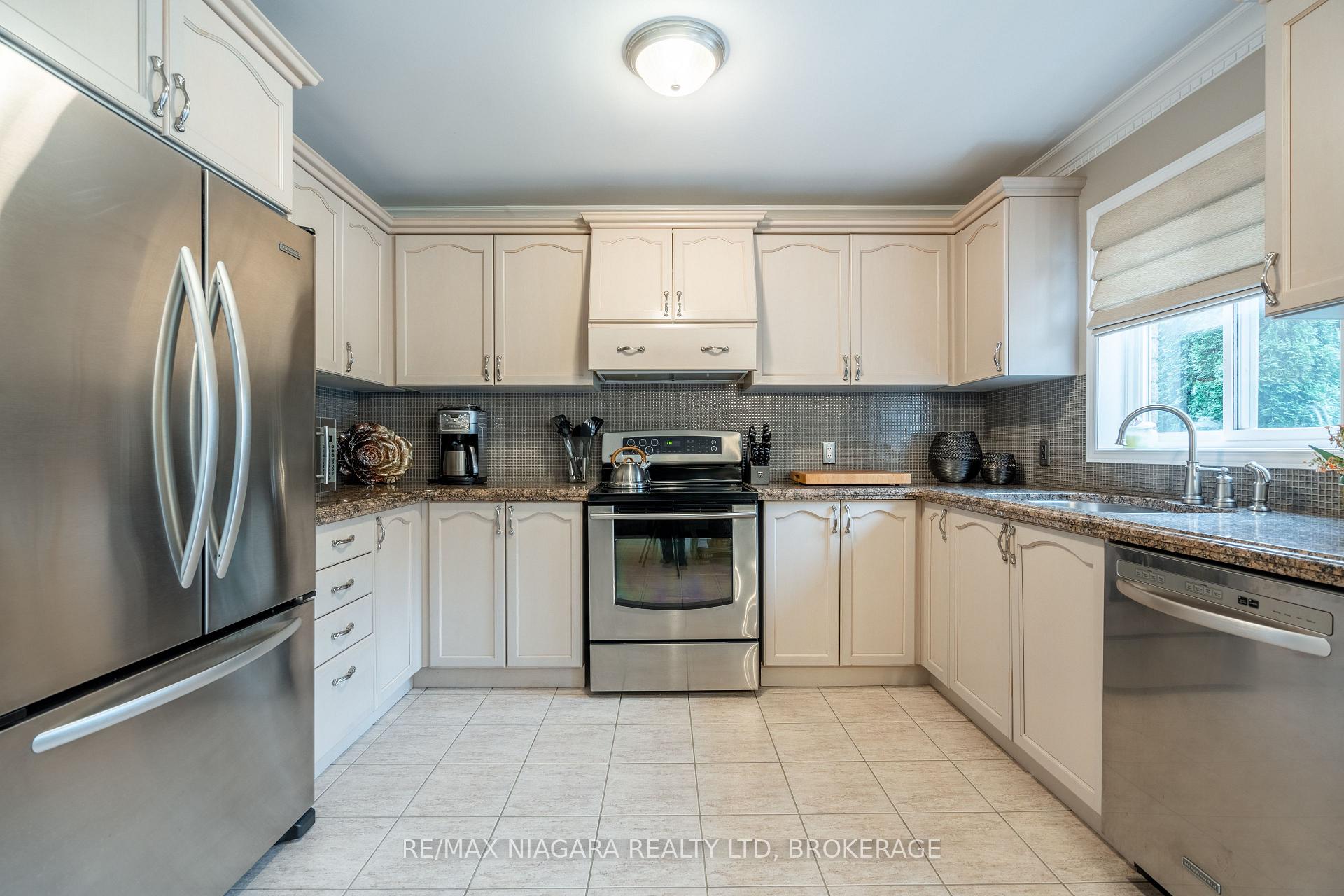 Photo 14 of 63 Hickory Crescent, Grimsby, Grimsby West — HOMEH