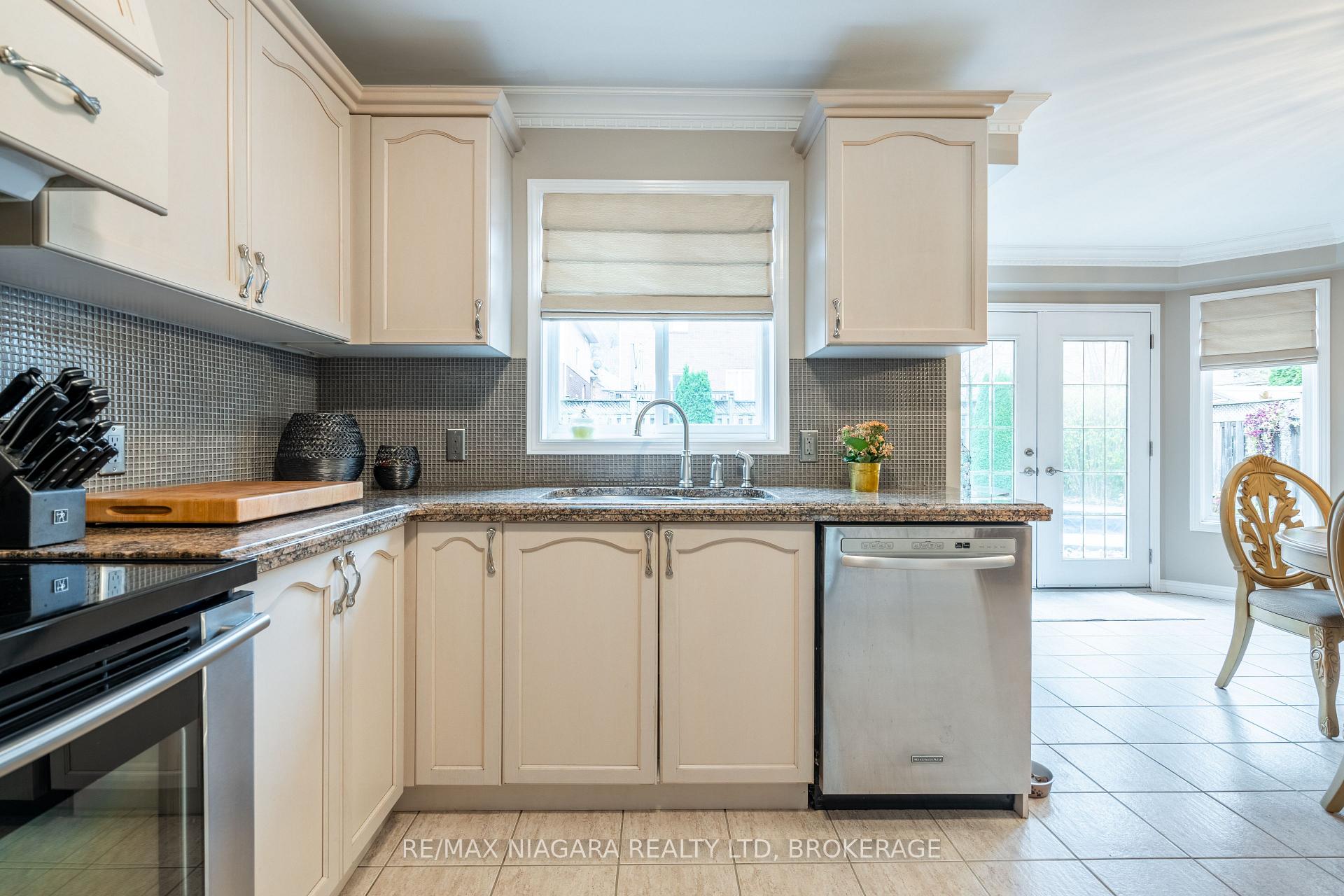 Photo 16 of 63 Hickory Crescent, Grimsby, Grimsby West — HOMEH