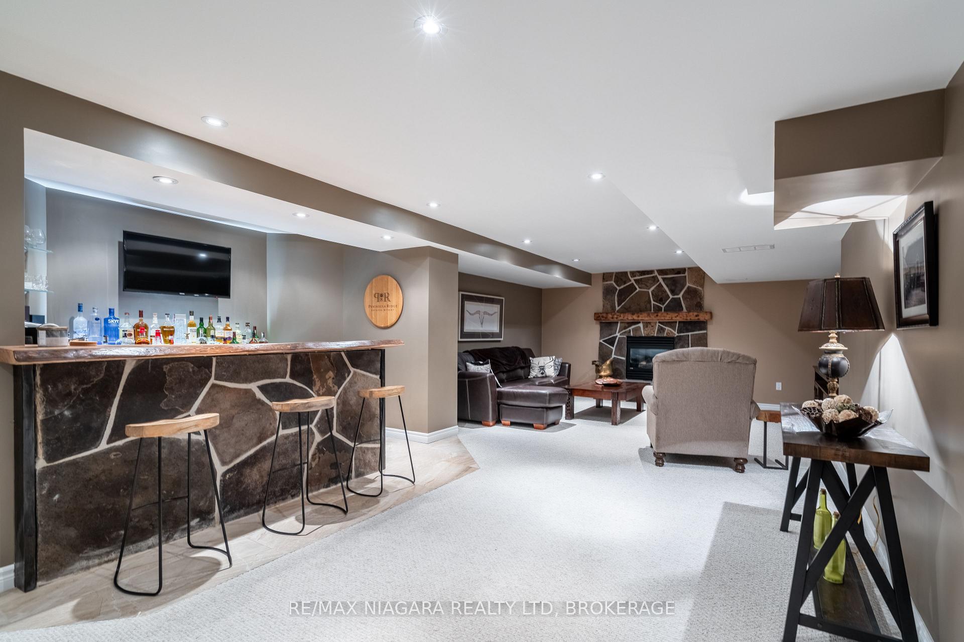 Photo 37 of 63 Hickory Crescent, Grimsby, Grimsby West — HOMEH