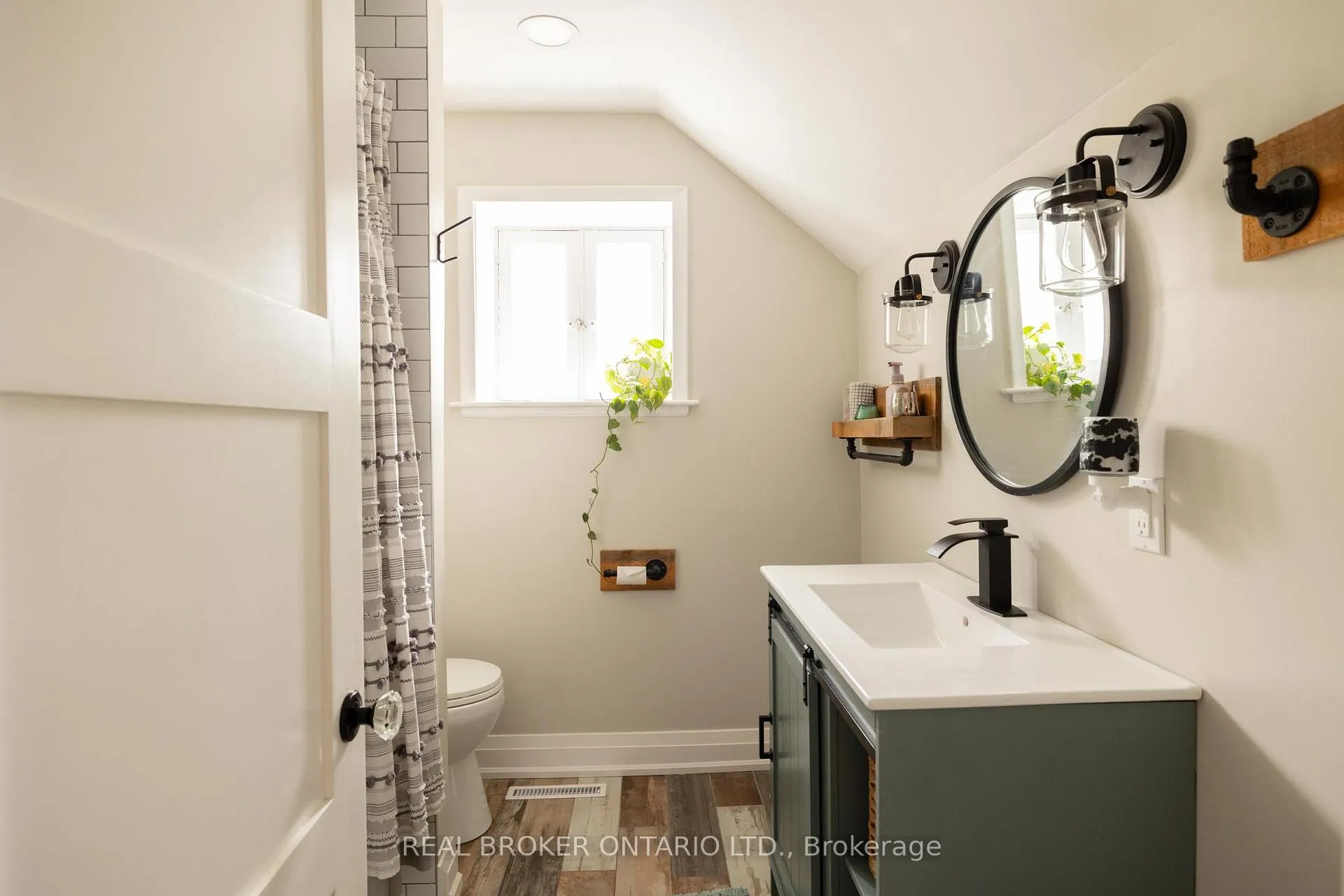 Photo 19 of 145 Garafraxa Street E, Centre Wellington, Fergus — HOMEH