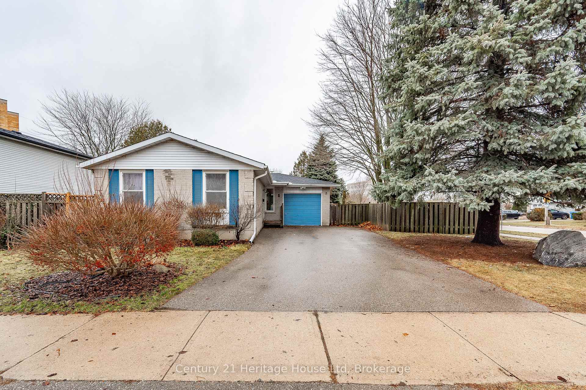 Photo 3 of 1 Christopher Court, Guelph, Kortright West — HOMEH
