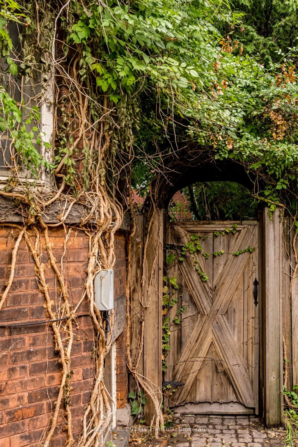 Photo 6 of 95-97 Fairholt Road S, Hamilton, Stipley — HOMEH