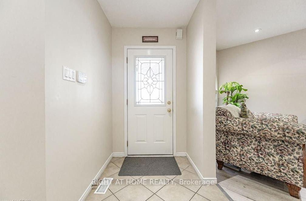 Photo 4 of Unit (Upper), 31 Gosling Gardens, Guelph, Clairfields/Hanlon Business Park — HOMEH