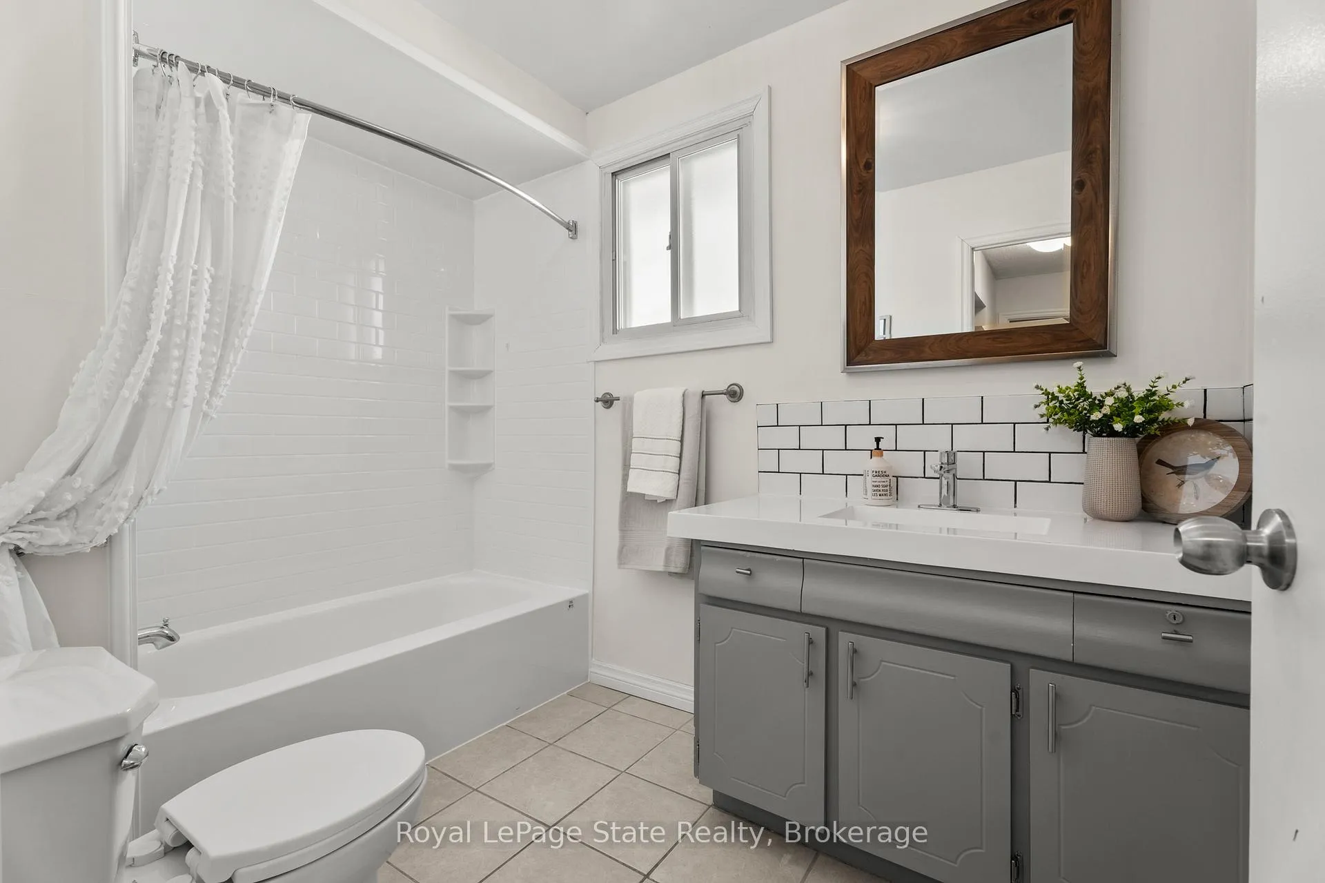 Photo 13 of 215 Berkindale Drive, Hamilton, Riverdale — HOMEH