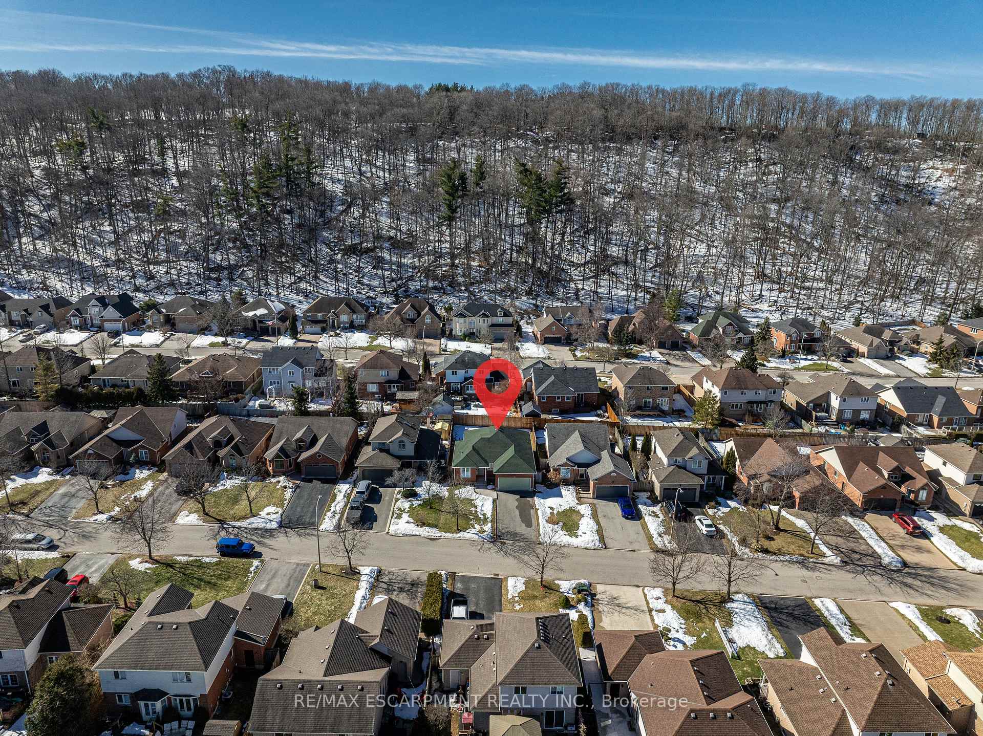 Photo 2 of 77 Colonial Crescent, Grimsby, Grimsby East — HOMEH