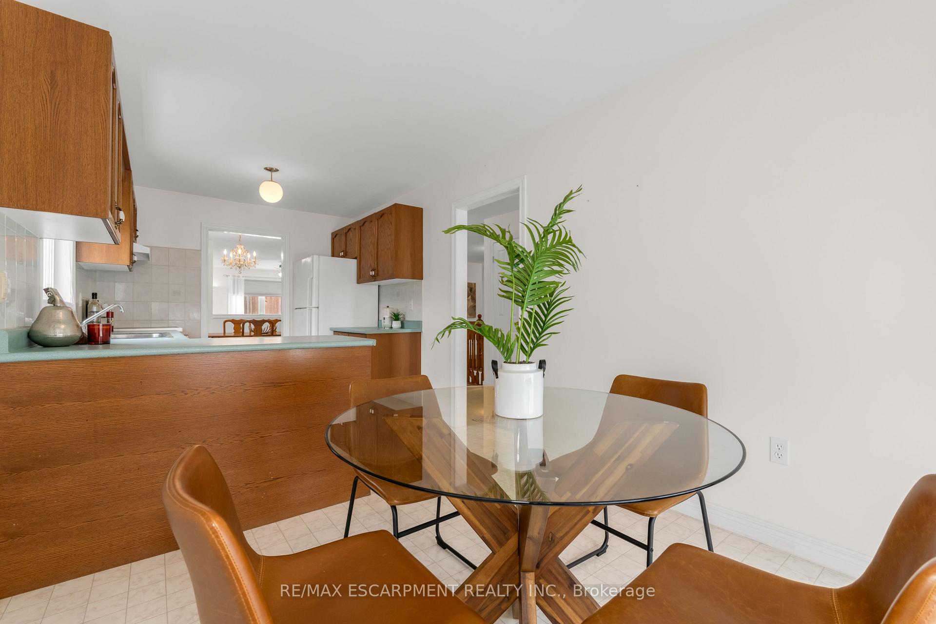 Photo 9 of 77 Colonial Crescent, Grimsby, Grimsby East — HOMEH
