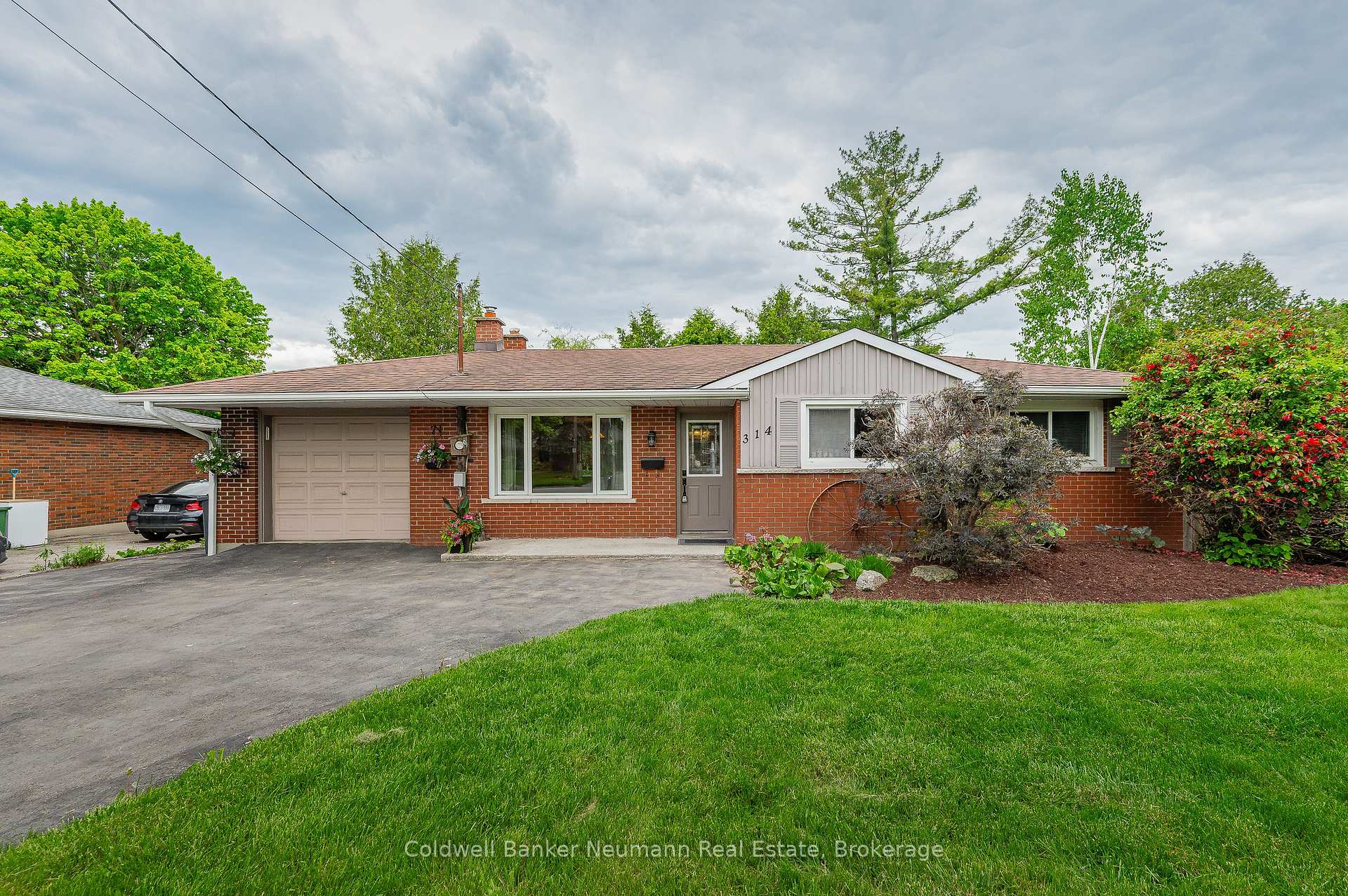 Front of 314 Victoria Road N