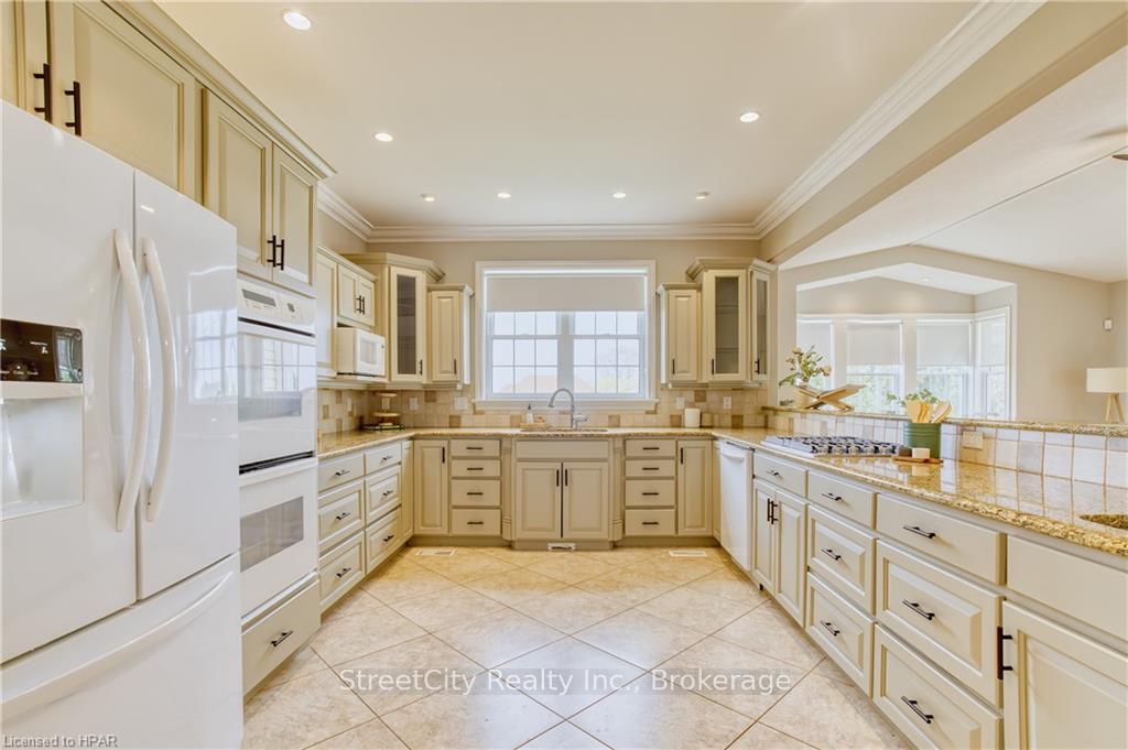 Photo 3 of 13 Harbour Court, Bluewater, Bayfield — HOMEH