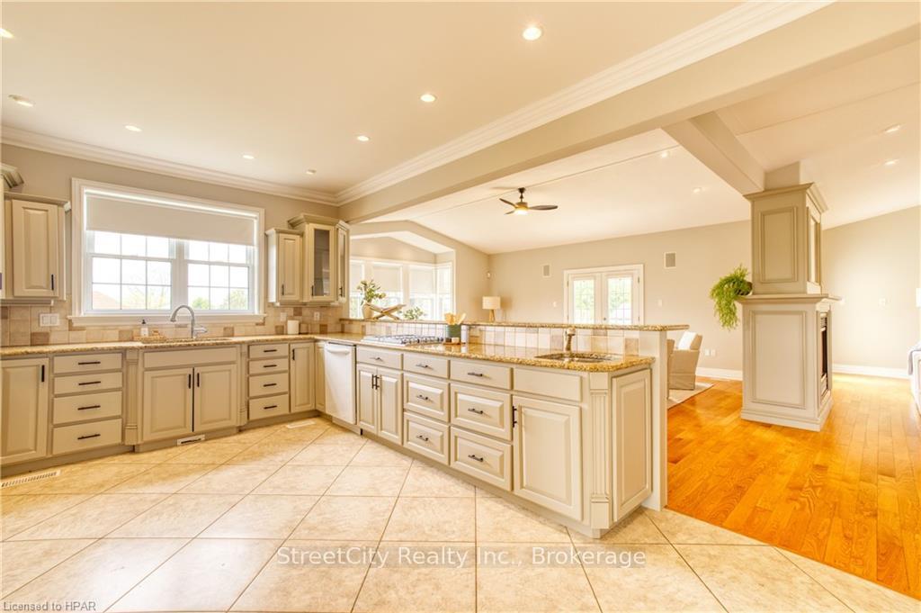Photo 7 of 13 Harbour Court, Bluewater, Bayfield — HOMEH