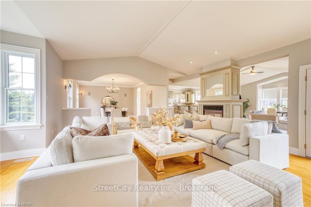 Photo 11 of 13 Harbour Court, Bluewater, Bayfield — HOMEH