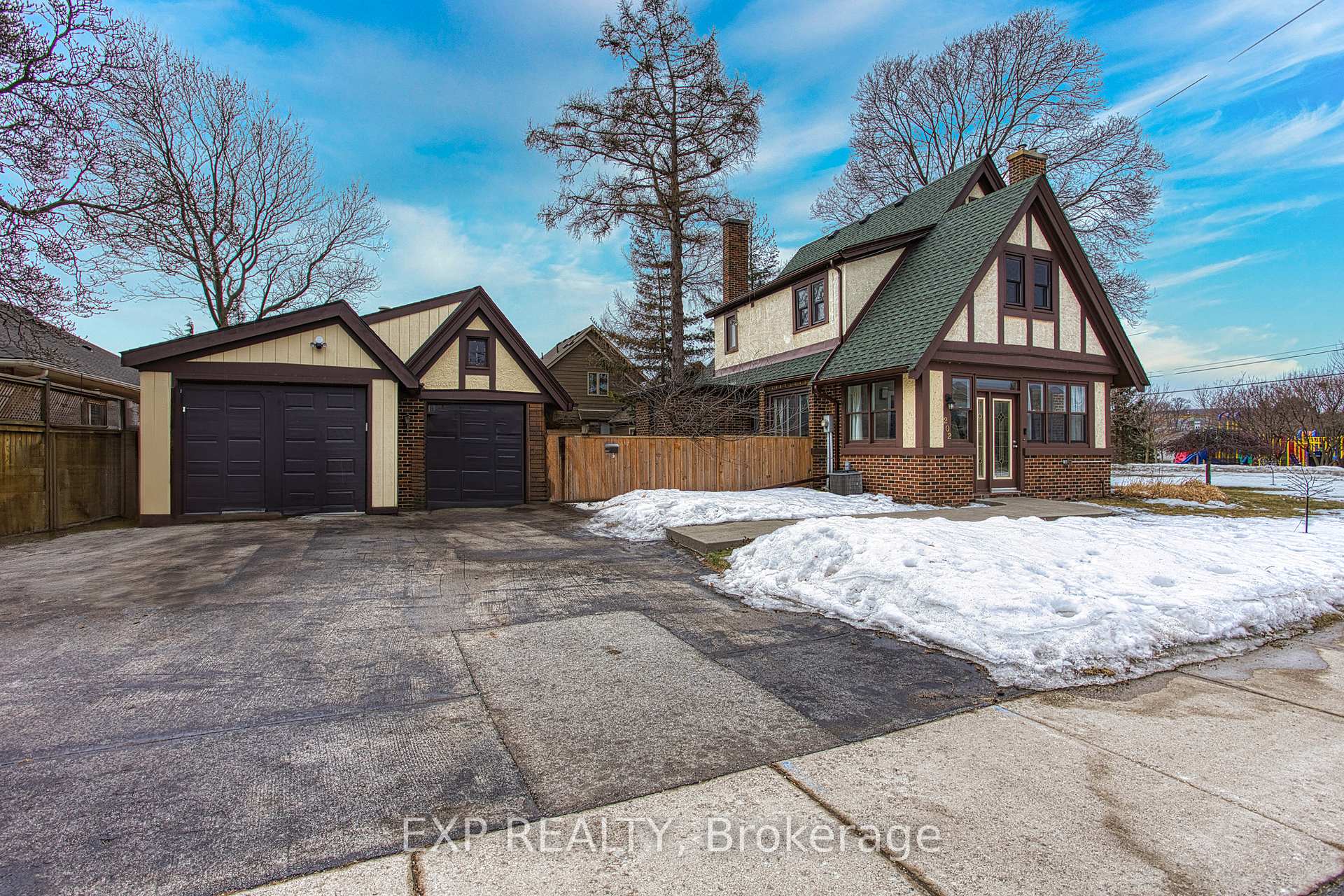 Photo 1 of 202 Central Avenue, Grimsby, Grimsby East — HOMEH