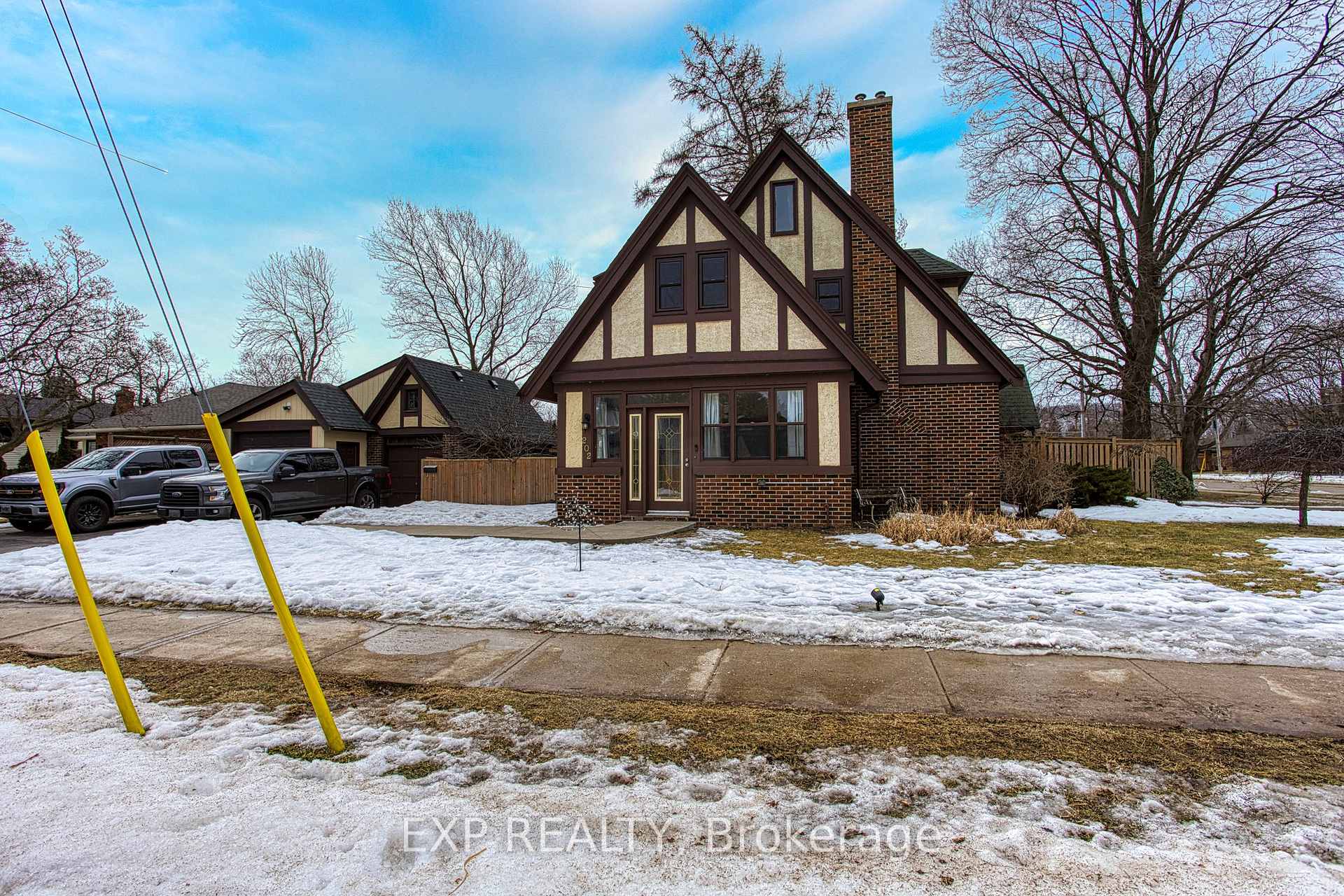 Photo 2 of 202 Central Avenue, Grimsby, Grimsby East — HOMEH