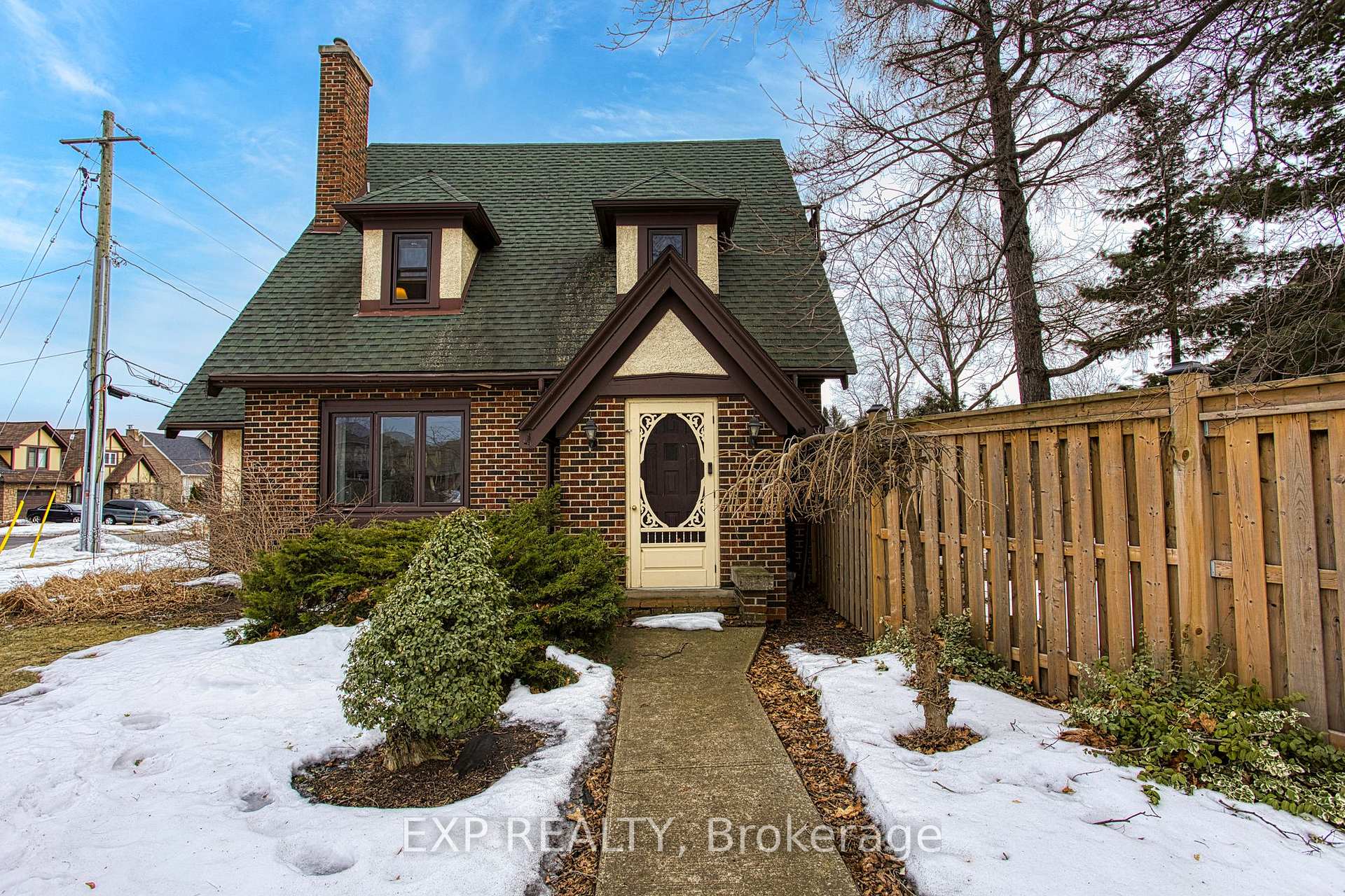 Photo 3 of 202 Central Avenue, Grimsby, Grimsby East — HOMEH