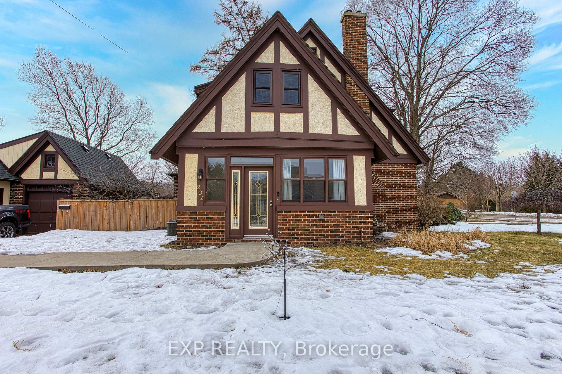Photo 4 of 202 Central Avenue, Grimsby, Grimsby East — HOMEH