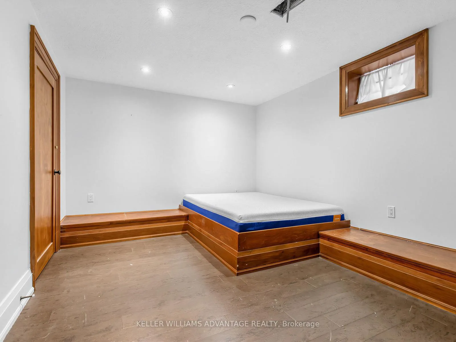 Photo 5 of 2 Park (Basement) Avenue, Toronto, The Beaches — HOMEH