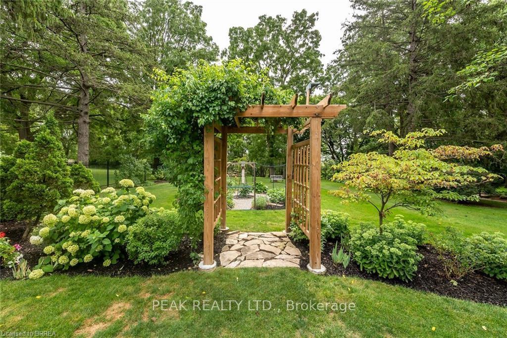 Photo 25 of 197 Grand River Street N, Brant, Paris — HOMEH