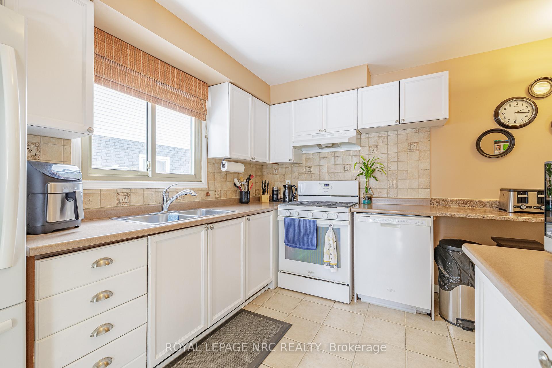 Photo 16 of 57 Bayview Drive, Grimsby, Grimsby Beach — HOMEH