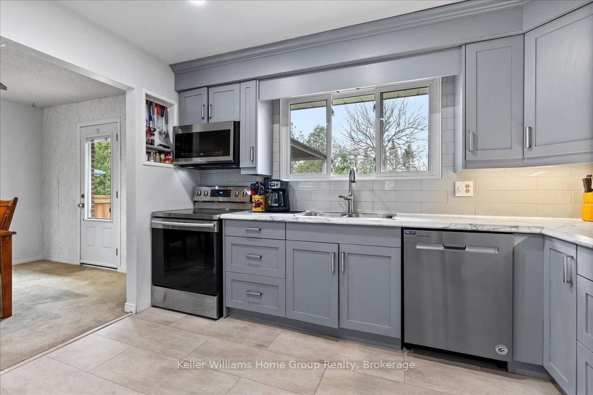 Photo 14 of 18 Matthew Drive, Guelph, Willow West/Sugarbush/West Acres — HOMEH