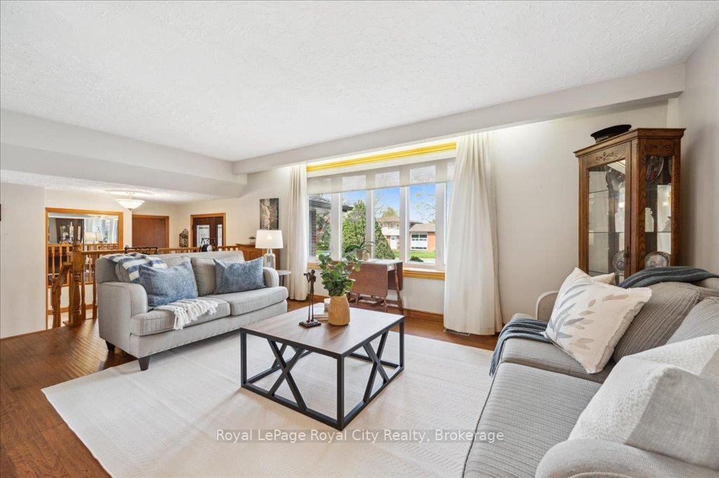 Photo 8 of 5 Cabot Court, Guelph, Kortright West — HOMEH