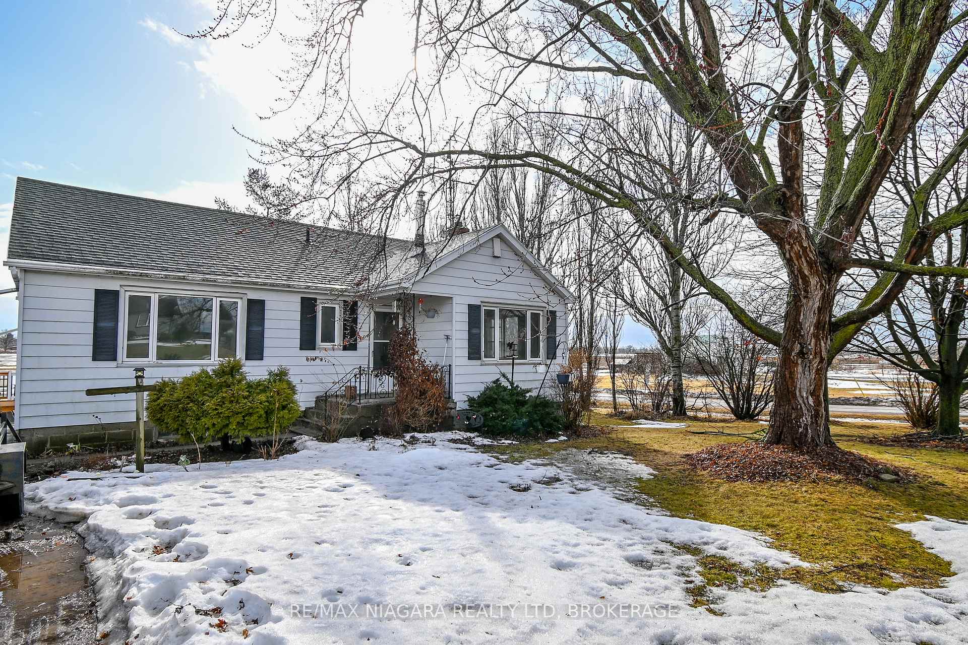 Photo 3 of 7492 Mud Street W, Grimsby, Grimsby Escarpment — HOMEH