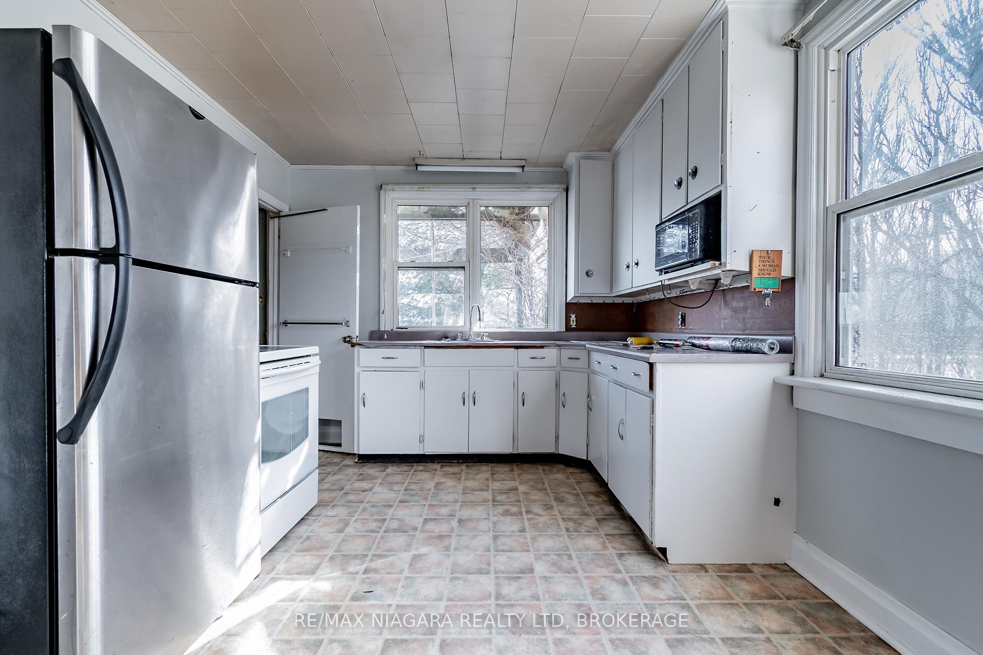 Photo 11 of 7492 Mud Street W, Grimsby, Grimsby Escarpment — HOMEH