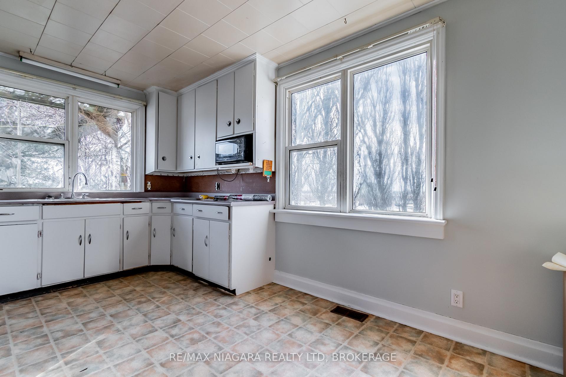 Photo 12 of 7492 Mud Street W, Grimsby, Grimsby Escarpment — HOMEH