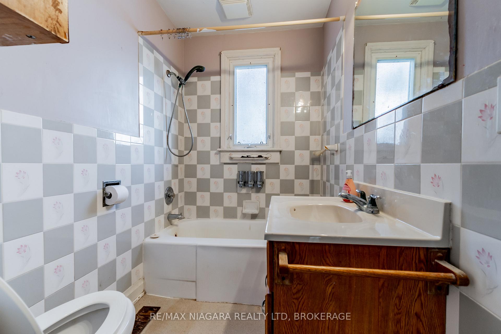 Photo 17 of 7492 Mud Street W, Grimsby, Grimsby Escarpment — HOMEH