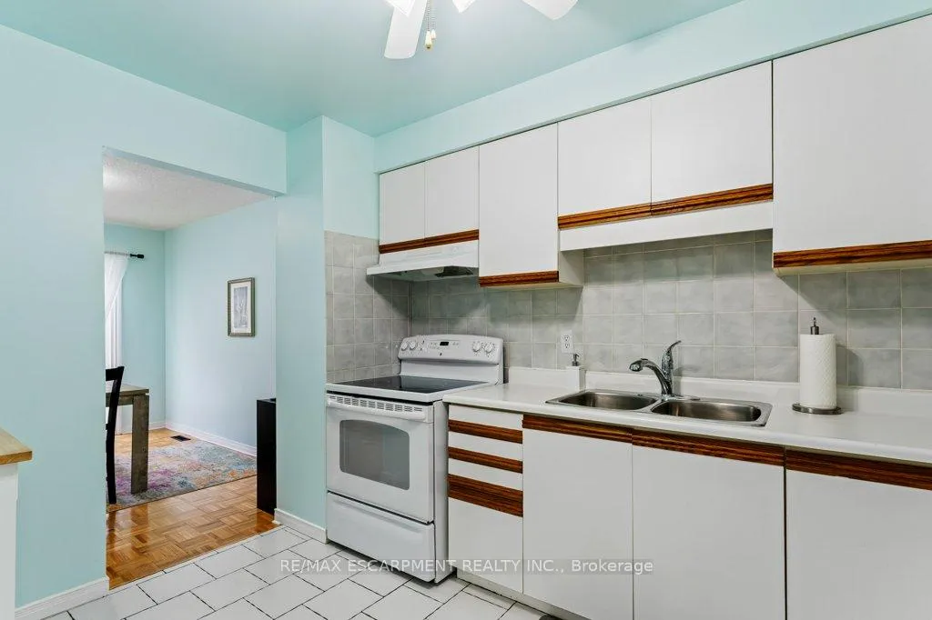 Photo 6 of 12 Meteor Boulevard, Hamilton, Stoney Creek — HOMEH