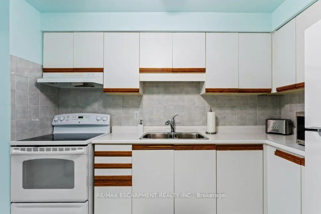 Photo 7 of 12 Meteor Boulevard, Hamilton, Stoney Creek — HOMEH