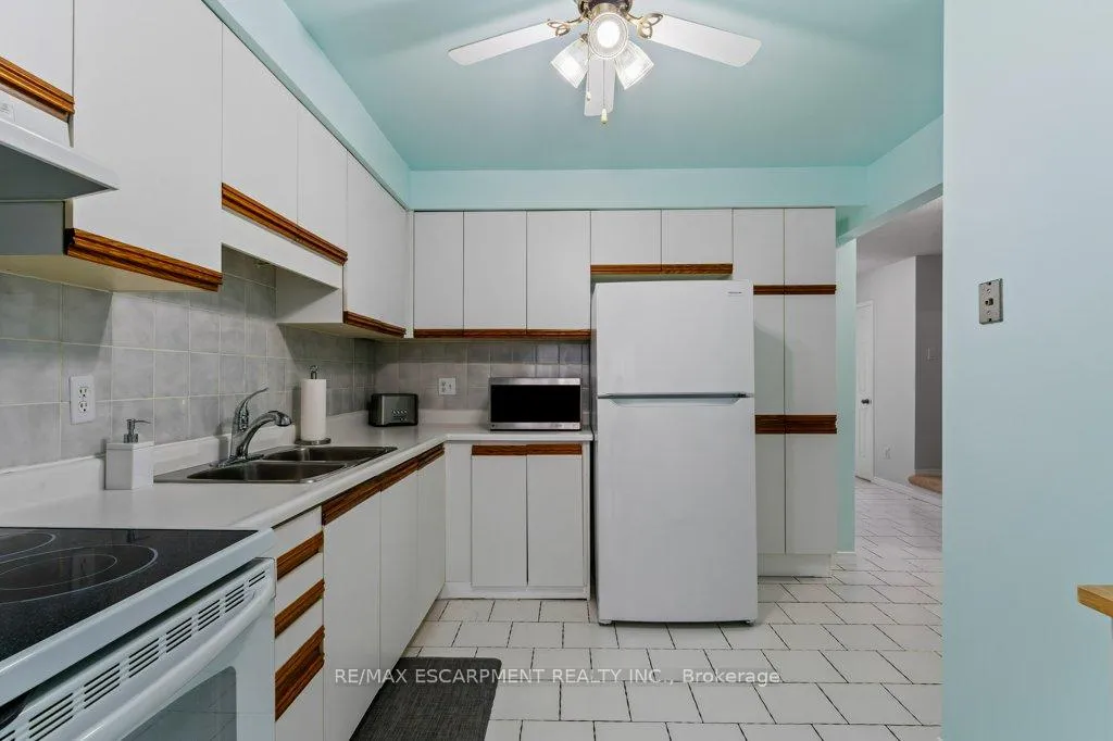 Photo 8 of 12 Meteor Boulevard, Hamilton, Stoney Creek — HOMEH