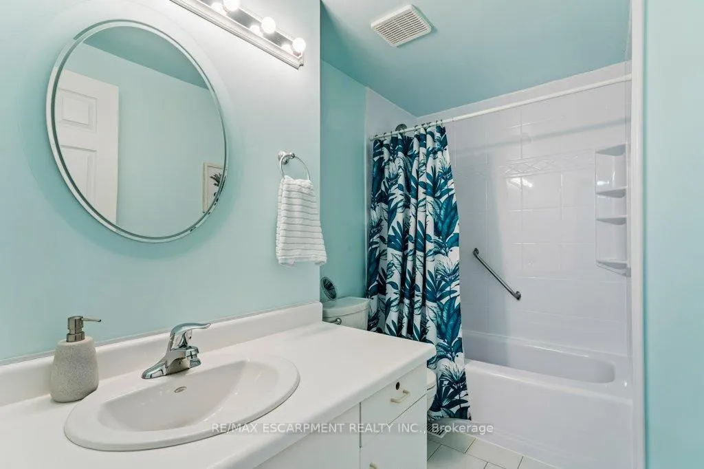 Photo 19 of 12 Meteor Boulevard, Hamilton, Stoney Creek — HOMEH