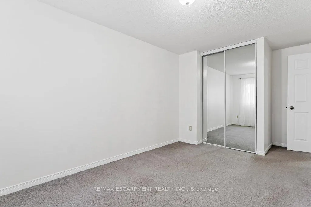 Photo 23 of 12 Meteor Boulevard, Hamilton, Stoney Creek — HOMEH