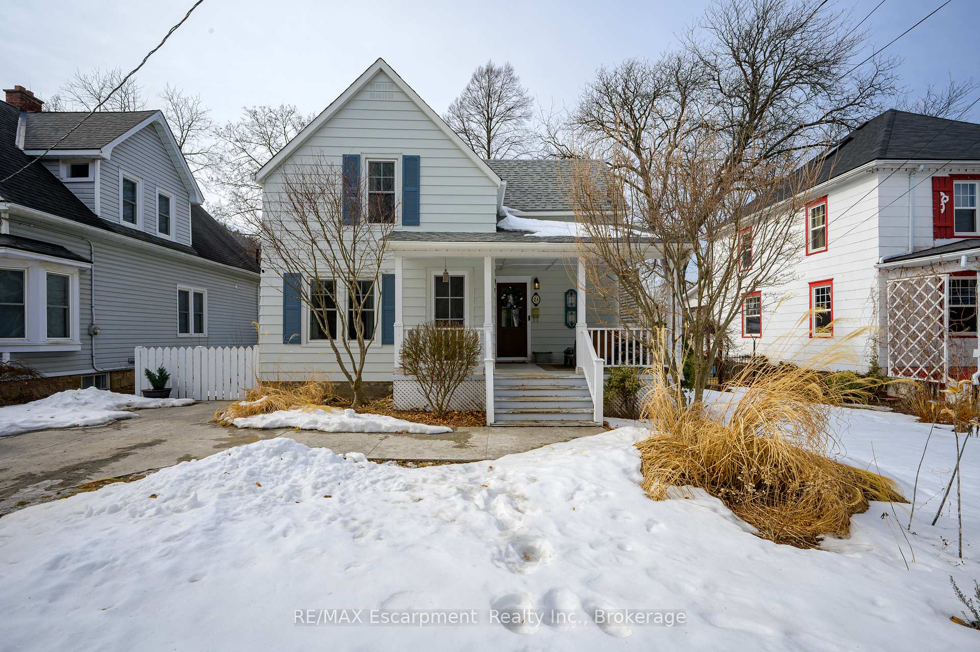 Front of 24 Robinson Street S
