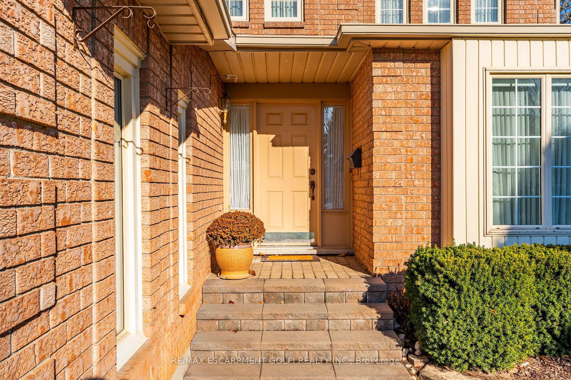 Photo 6 of 26 Stone Gate Drive, Grimsby, Grimsby Beach — HOMEH