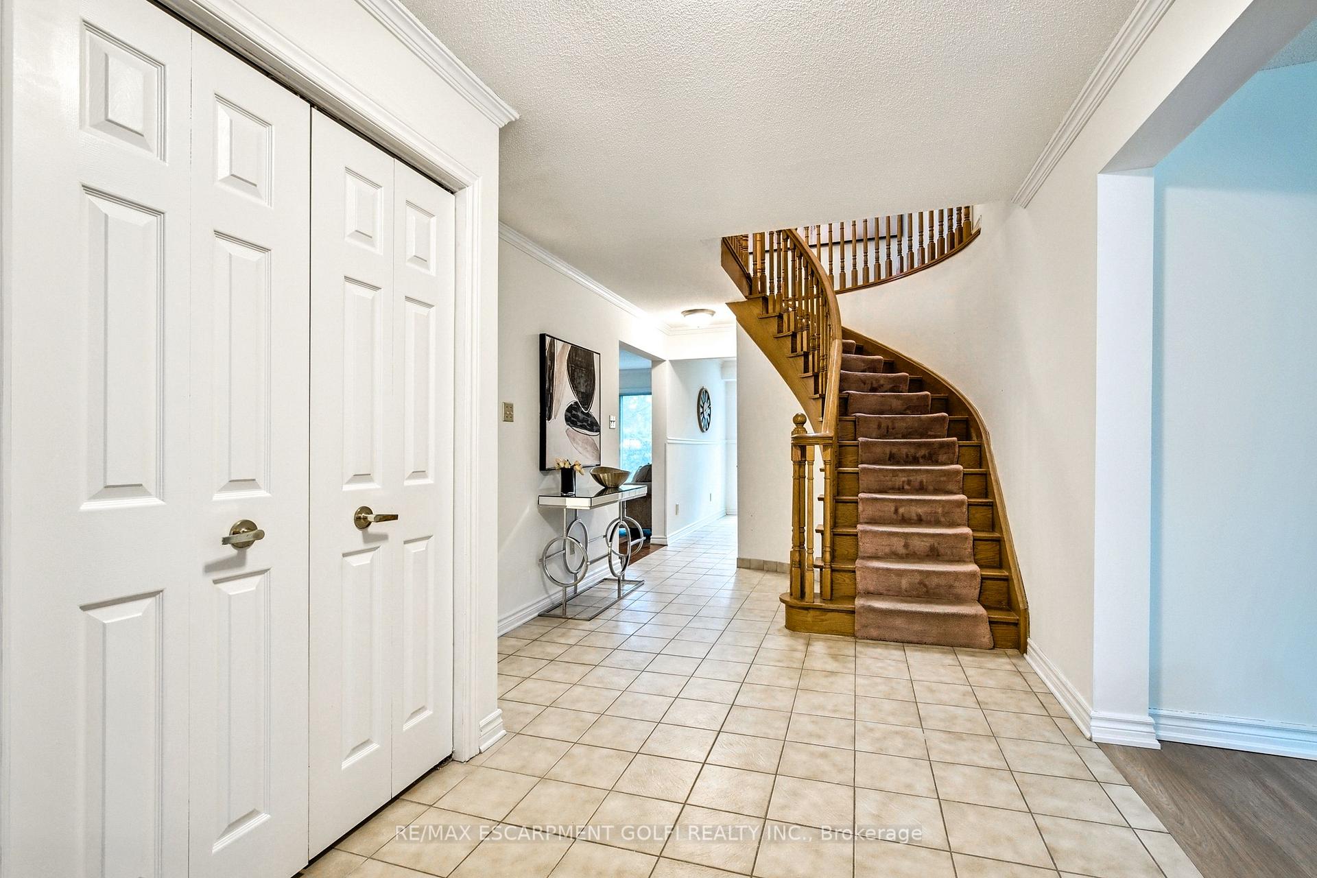 Photo 8 of 26 Stone Gate Drive, Grimsby, Grimsby Beach — HOMEH