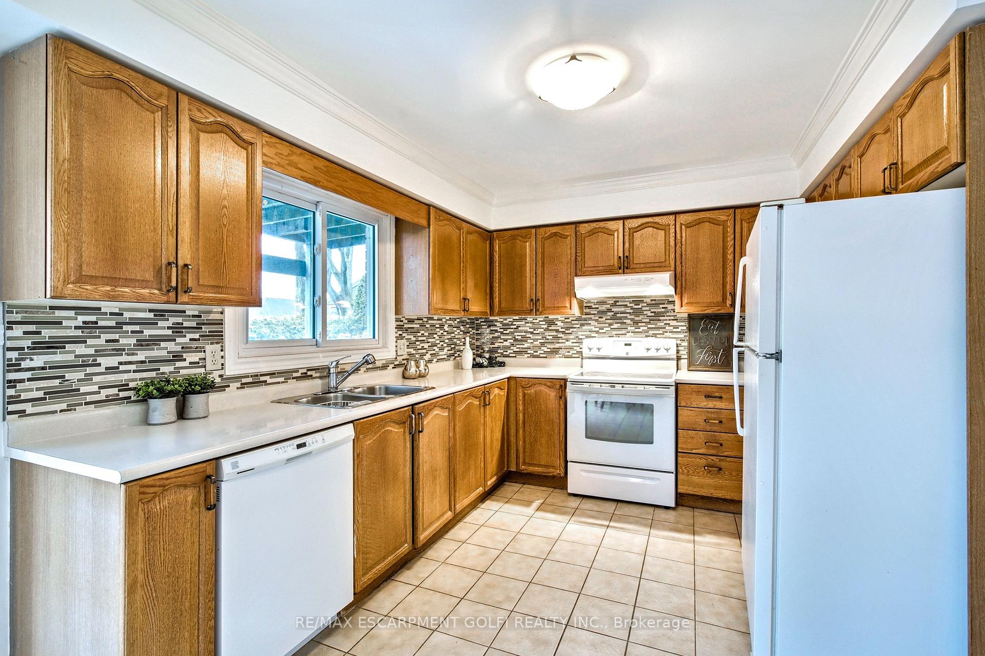 Photo 13 of 26 Stone Gate Drive, Grimsby, Grimsby Beach — HOMEH