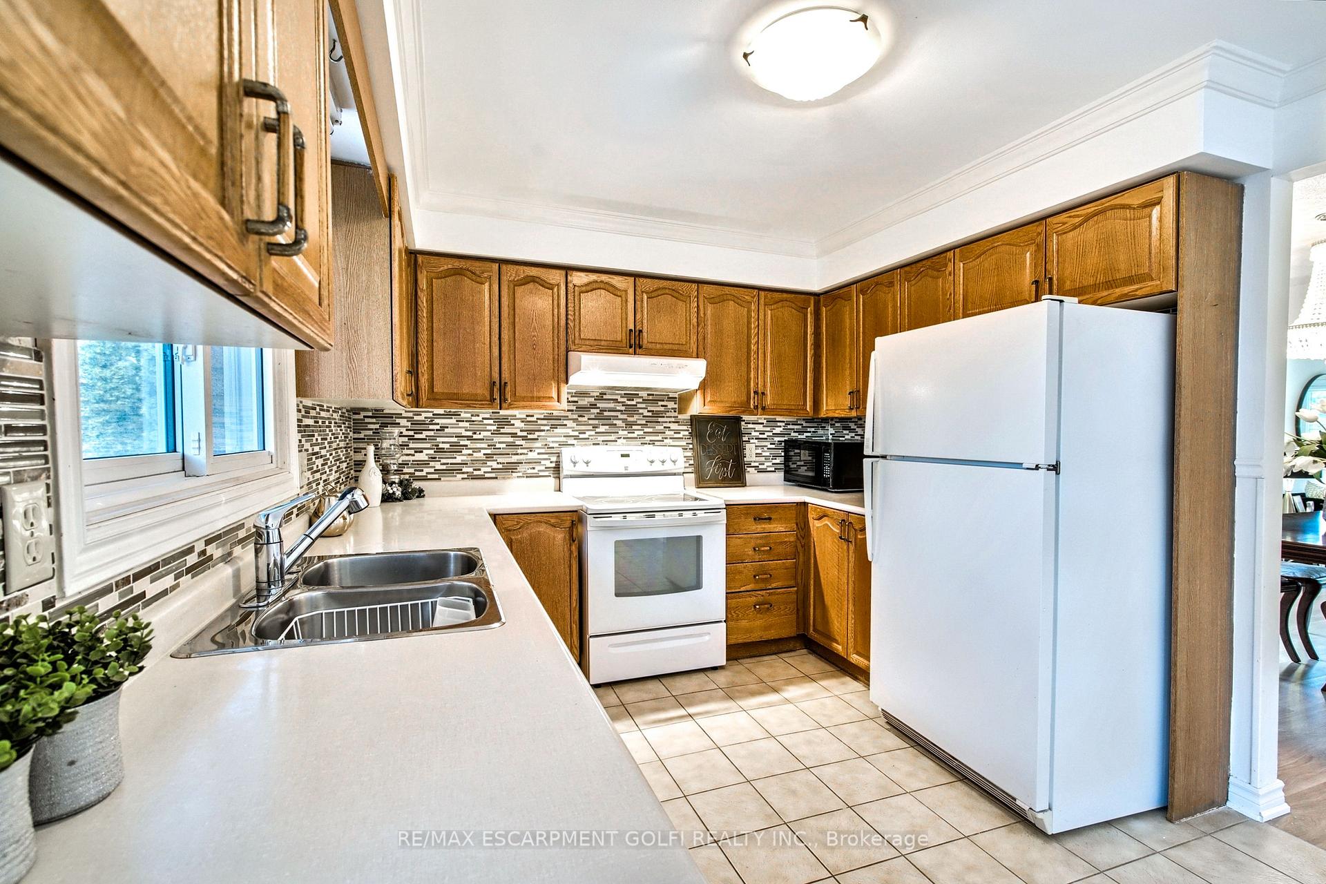 Photo 14 of 26 Stone Gate Drive, Grimsby, Grimsby Beach — HOMEH