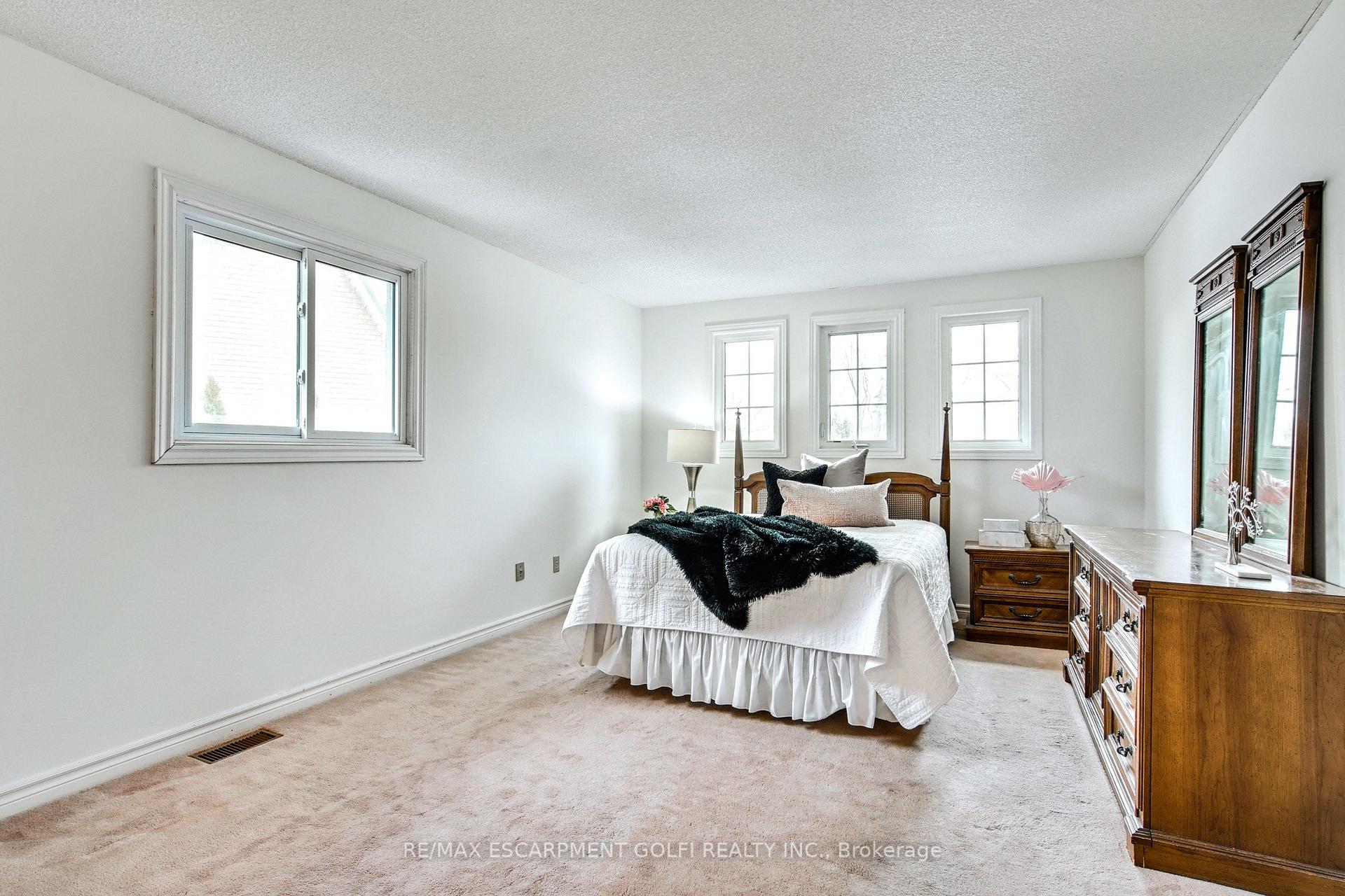 Photo 21 of 26 Stone Gate Drive, Grimsby, Grimsby Beach — HOMEH