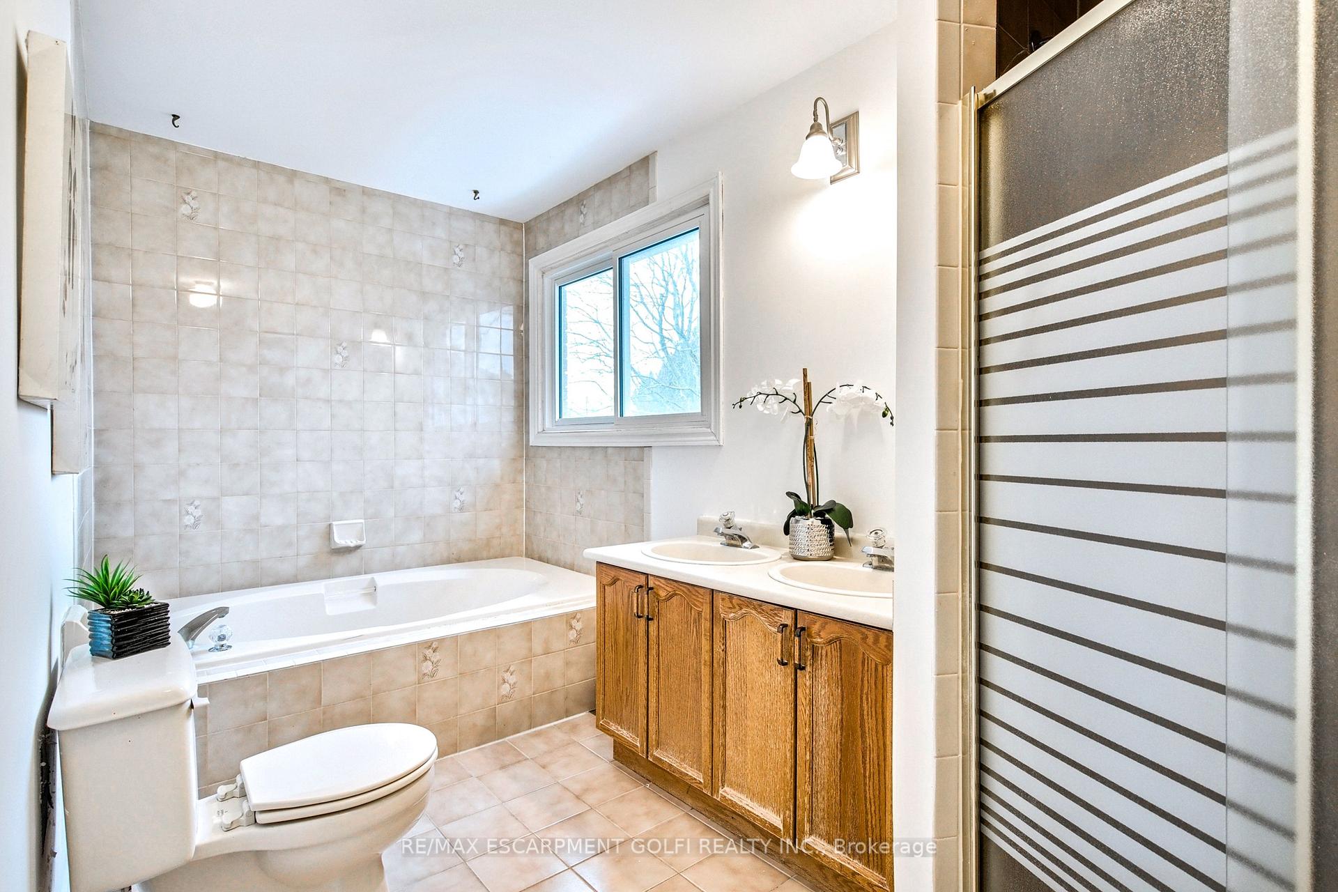 Photo 23 of 26 Stone Gate Drive, Grimsby, Grimsby Beach — HOMEH