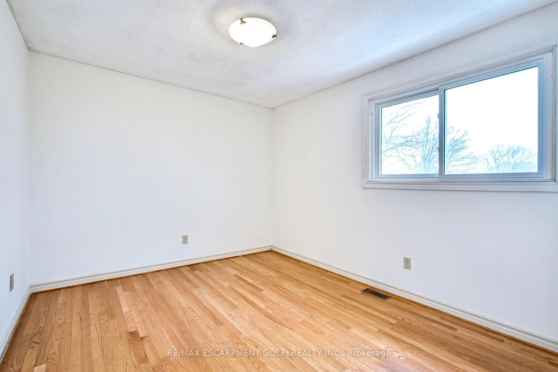 Photo 24 of 26 Stone Gate Drive, Grimsby, Grimsby Beach — HOMEH