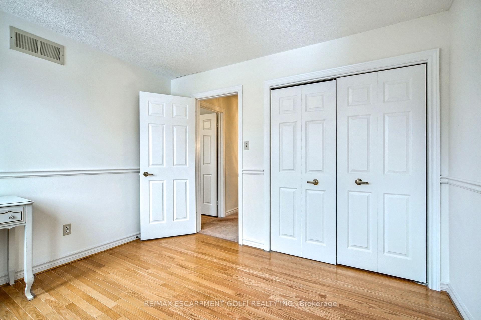 Photo 30 of 26 Stone Gate Drive, Grimsby, Grimsby Beach — HOMEH