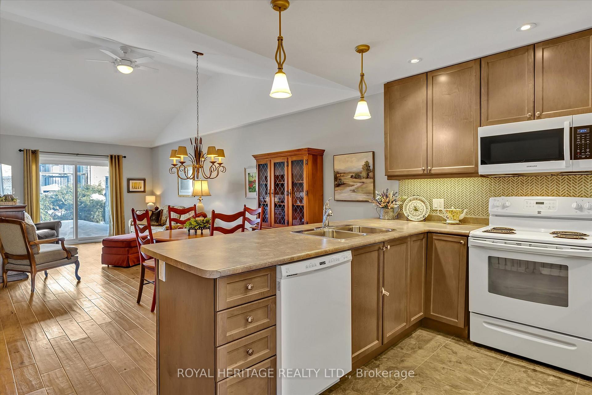 Photo 5 of 73 Laurent Boulevard, Kawartha Lakes, Lindsay — HOMEH