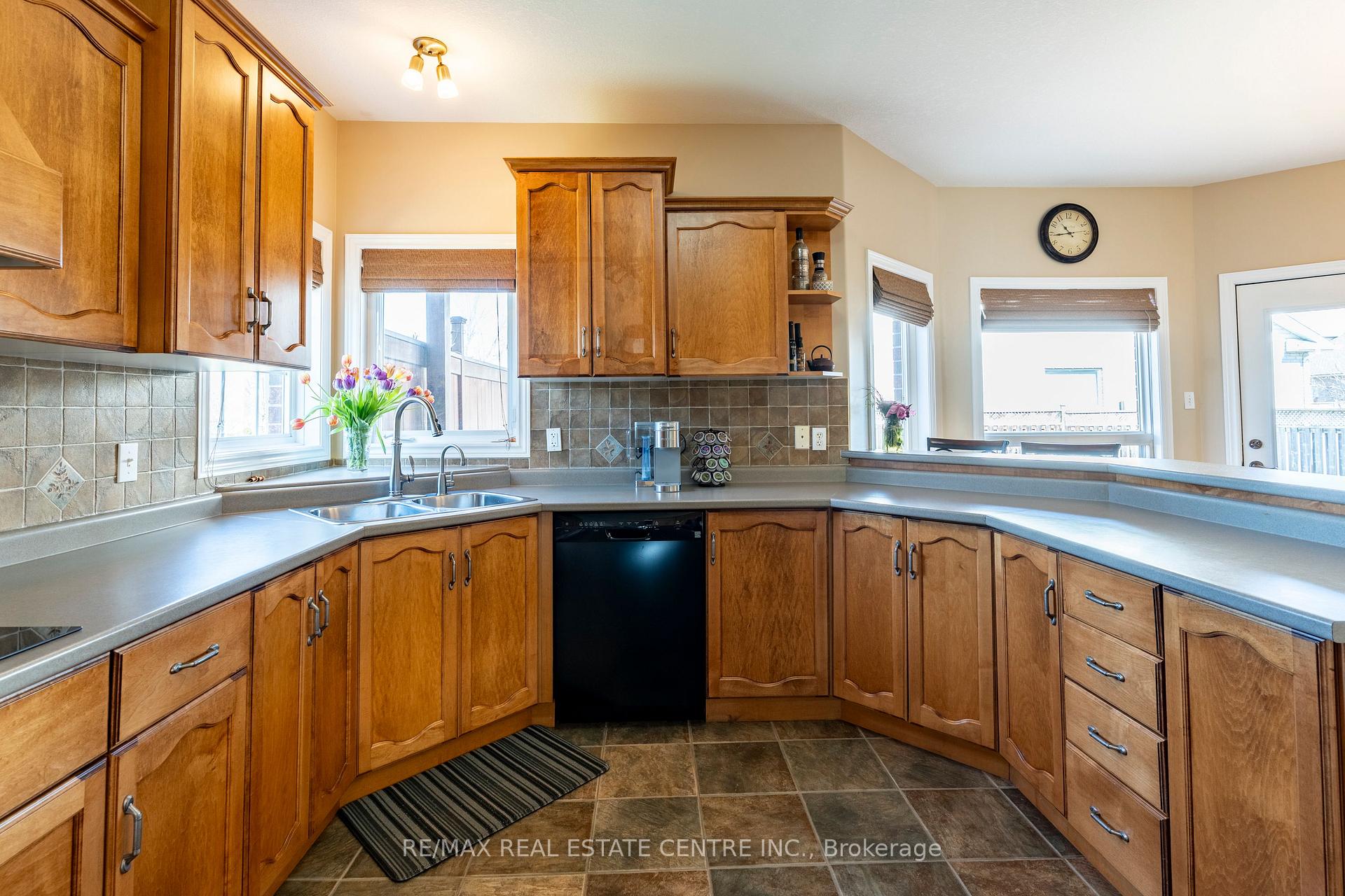 Photo 17 of 30 Mcgarr Court, Guelph, Pineridge/Westminster Woods — HOMEH