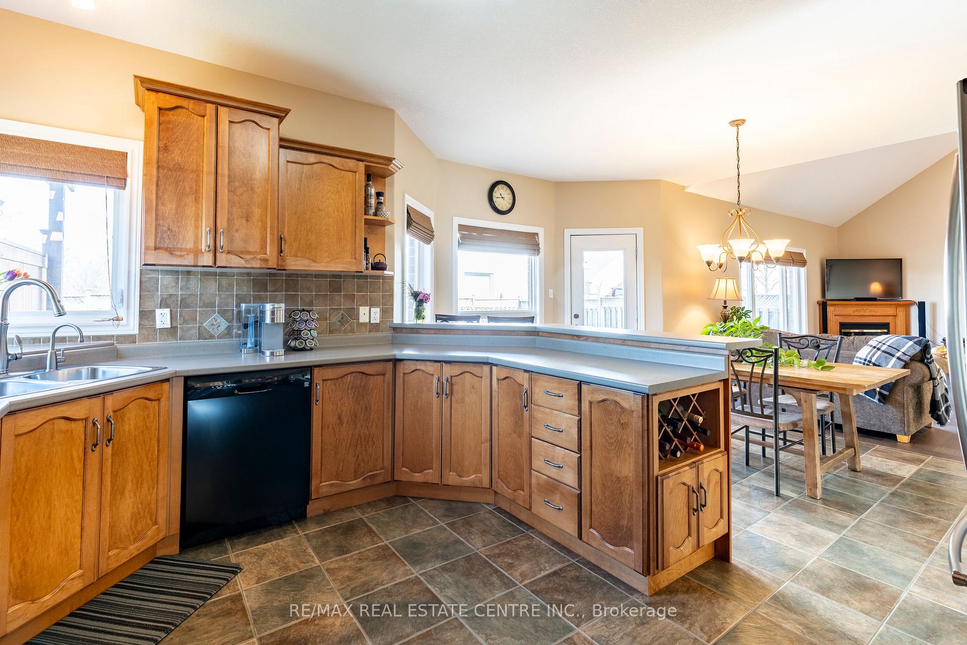 Photo 18 of 30 Mcgarr Court, Guelph, Pineridge/Westminster Woods — HOMEH