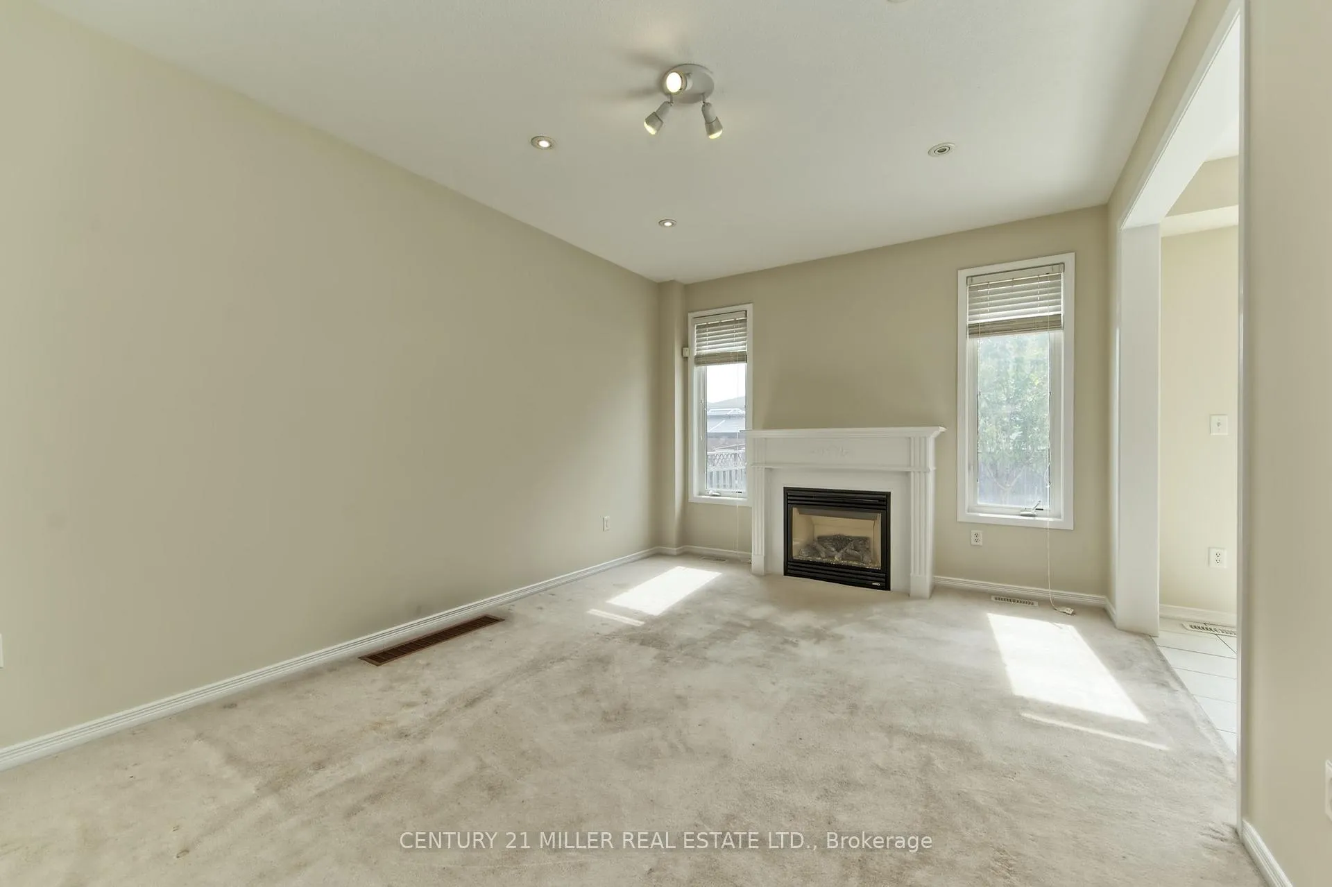 Photo 4 of 126 Merrilee Crescent, Hamilton, Crerar — HOMEH