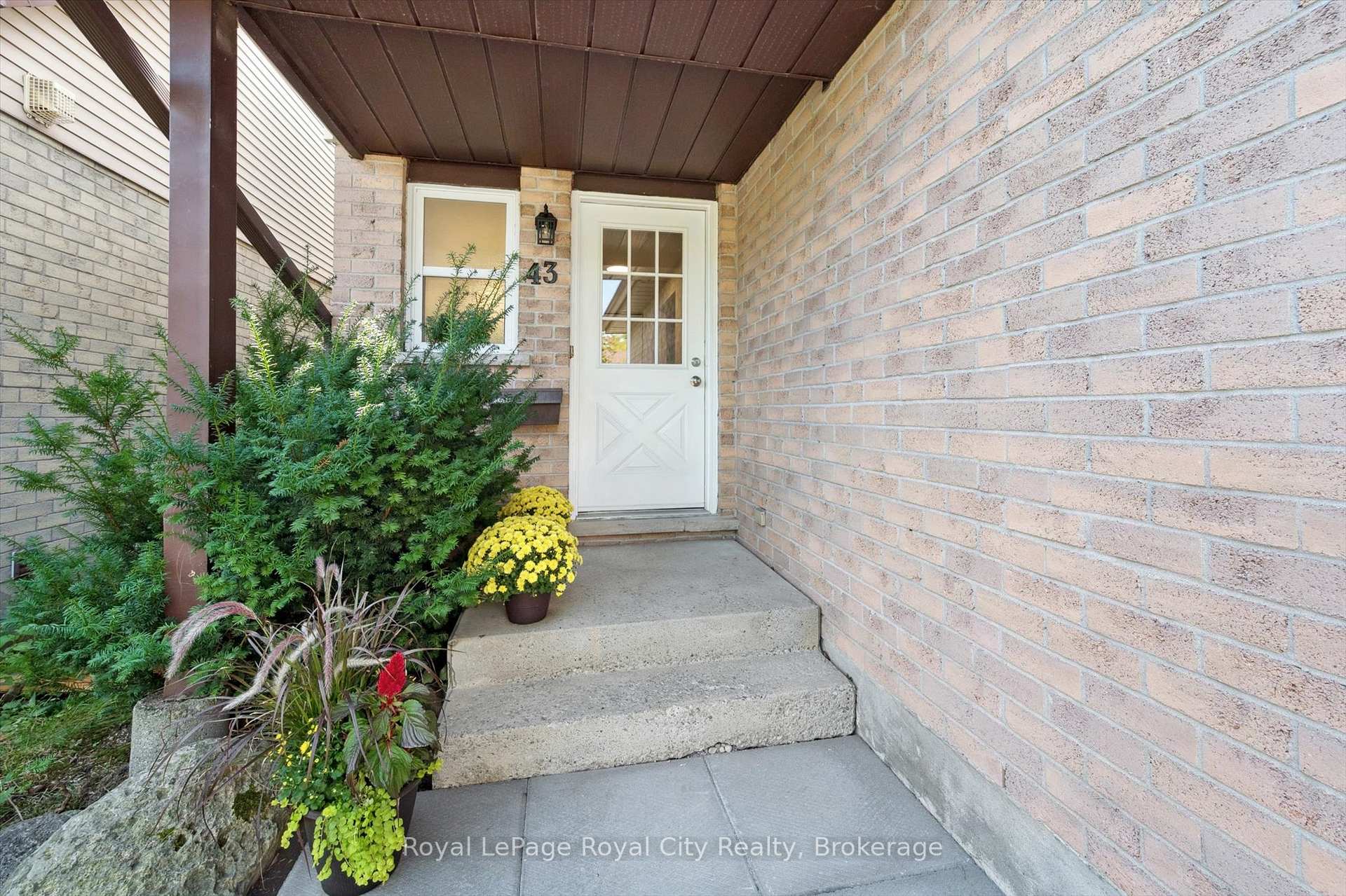 Photo 3 of 43 Koch Drive, Guelph, Kortright West — HOMEH